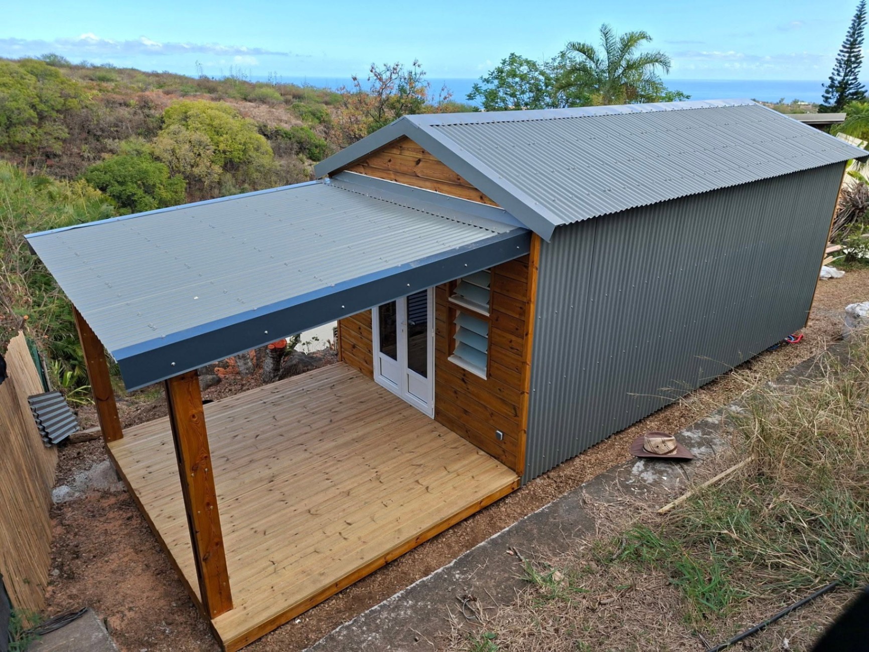 Nouveau chalet 20 m² : un design moderne entre bois et tôle